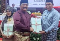 Wakil Bupati Tanjung Jabung Barat H Hairan, SH terima sertifikat BMD dari Menteri ATR/BPN Republik Indonesia Marsekal TNI (Purn) Dr Hadi Tjahjanto, S. IP, Sabtu (6/1/24). FOTO : Prokopim 
