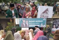 Tim Relawan Ganjar Mahfud menggelar Pasar Sembako Murah di Desa Serdang Jaya Kecamatan Betara Kabupaten Tanjab Barat, Senin (8/1/24). FOTO : Tim