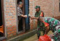 Anggota Koramil 416-04/Pulau Temiang Distribusikan Nasi Bungkus untuk Korban Banjir. FOTO : Penrem 042/Gapu