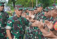 Pangdam II/Swj, Mayjen TNI Yanuar Adil didampingi Danrem 042/Gapu Brigjen TNI Rachmad saat kunjungan. FOTO : Penrem 042/Gapu 