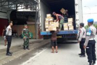 Petugas melakukan pengawalan Pendistribusian Logistik Pemilu 2024 di Gudang Logistik B KPU Tanjung Jabung Barat, Kamis (11/1/24). FOTO : LT/Bas