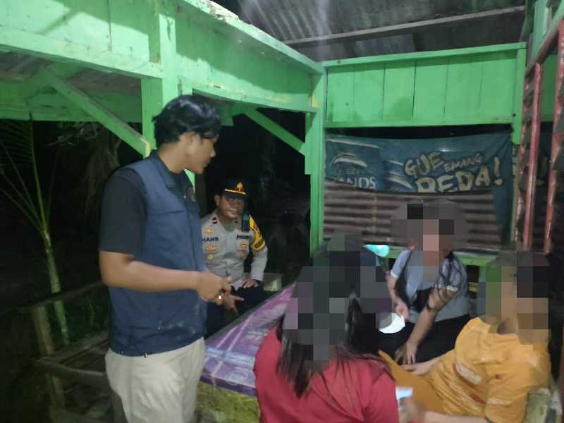 Kapolsek Tebing Tinggi IPDA Hansmadi Simangunsong dan Anggota Himbau Wanita diduga LC untuk Pulang ke Kampung Halaman, Sabtu Malam (13/1/24). FOTO : SEK Tebing Tinggi 