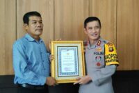Kapolda Jambi Irjen Pol Drs Rusdi Hartono, M. Si menyerahkan piagam penghargaan kepada Aruslin Bonar Nahor, Rabu (17/1/24). FOTO : Sj