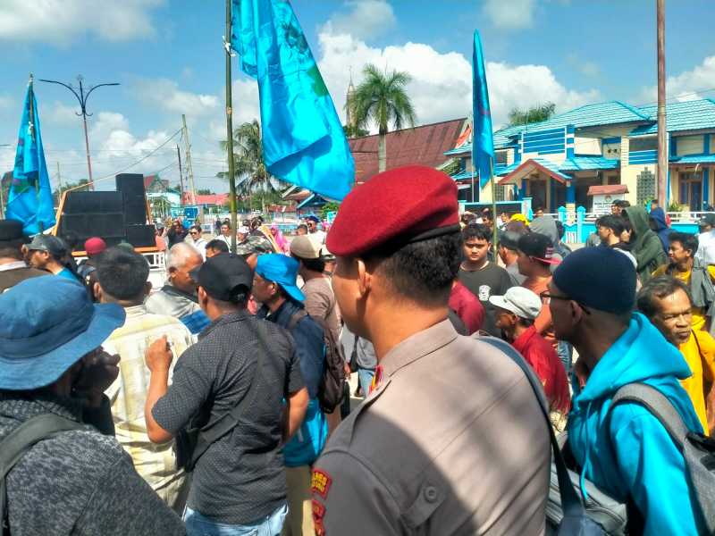 Ratusan Warga Poktan Imam Hasan saat melakukan aksi Demo di Depan Kantor BPN Tanjab Barat, Senin (29/1/24). FOTO : S2