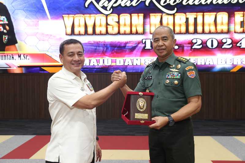 Wakasad Letjen TNI Arif Rahman, M.A. menerima Cinderamata dari Ketua YKEP Letjen TNI (Purn) Tatang Sulaiman. FOTO : Dispenad 