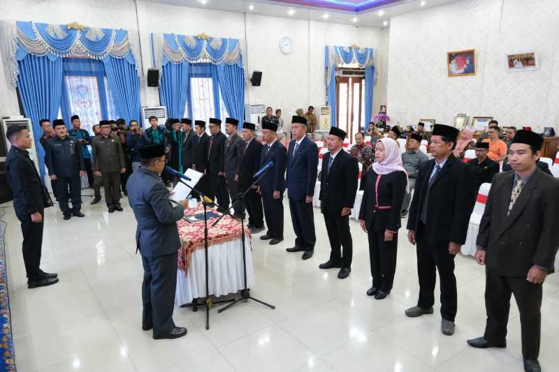 Bupati Tanjung Jabung Barat Drs H Anwar Sadat, M. Ag memandu Pejabat mengucapkan Sumpah Janji Jabatan. FOTO : Asri