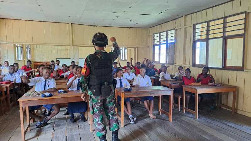 Satgas Yonif 310/KK Beri Motivasi Pelajar Di Pedalaman Papua saat bimbingan Belajar. FOTO : Pen Satgas Pantas Yonif 310/KK