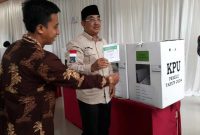 Bupati Tanjung Jabung Barat Drs H Anwar Sadat, M. Ag menunjukkan Surat Suara DPRD Kabupaten yang sudah dicoblos di TPS 03, Rabu (14/2/24). FOTO : LT/Bas