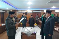 Bupati Tanjung Jabung Barat Drs H Anwar Sadat, M. Ag mengambil sumpah Jabatan Penjabat Sekda H Dahlan, S. Sos., MM. FOTO : LT/Bas