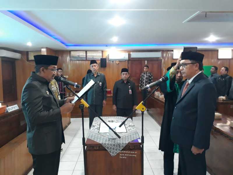 Bupati Tanjung Jabung Barat Drs H Anwar Sadat, M. Ag mengambil sumpah Jabatan Penjabat Sekda H Dahlan, S. Sos., MM. FOTO : LT/Bas