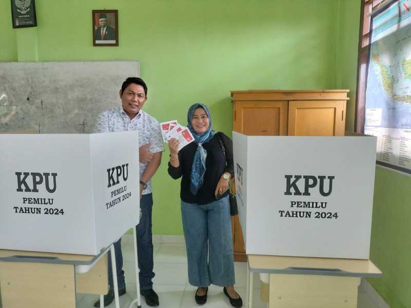 H Hairan, SH bersama Uni Yati Hairan saat menggunakan Hak Suara di TPS 04 Desa Dusun Mudo Kecamatan Muara Papalik. FOTO : Istimewa