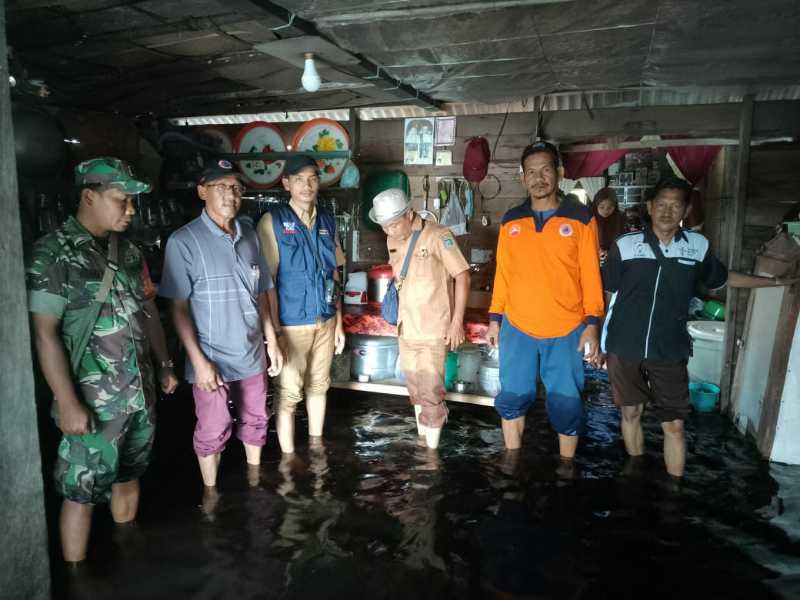 Babinsa Pematang Buluh bersama Camat, Kades dan aparat terkait lainnya cek Pemukiman warga terdampak Banjir, Senin (19/2/24). FOTO : Pentjb