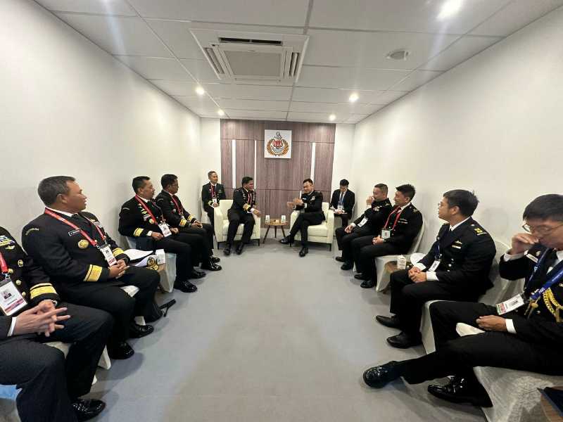 Kasal Laksamana TNI Dr Muhammad Ali bersama Pejabat Utama TNI AL saat pertemuan bilateral dengan Chief of the Republic of Singapore Navy. FOTO : Dispenal