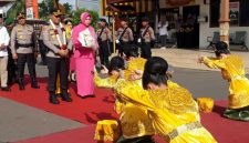 AKBP Agung Basuki, SIK, MM didampingi Ny Mutya Agung datang ke Mapolres disambut Tari Sekapur Sirih, Rabu (21/2/24). FOTO : LT/Bas