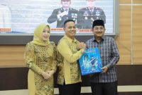 Bupati Tanjung Jabung Barat Drs H Anwar Sadat, M. Ag memberikan bingkisan kepada AKBP Padli, SH, SIK, MH disela acara malam pisah sambut, Rabu Malam (21/2/24). FOTO : Asr