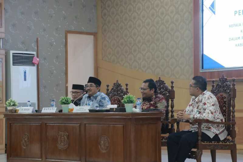 Bupati Tanjab Barat Drs H Anwar Sadat, M. Ag bersama Pj Sekda dan pihak BPK-RI perwakilan Provinsi Jambi. FOTO : Prokopim 