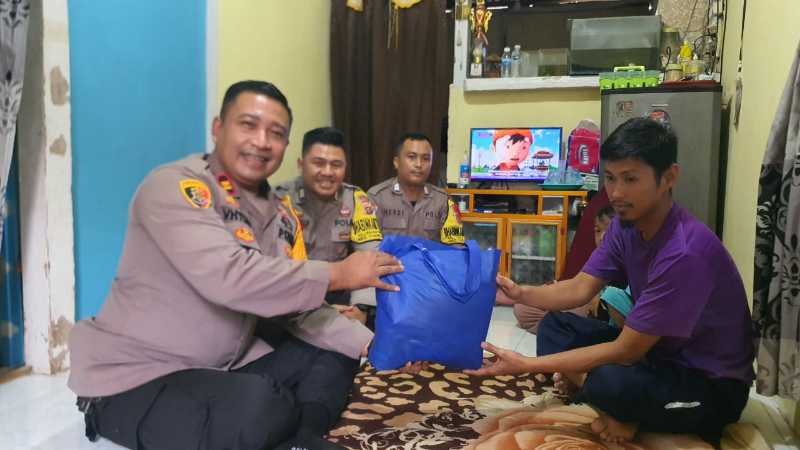 IPTU Vhycky M Tanjung didampingi Bripka M Yusuf dan Bripka Herdiansyah saat menyerahkan bantuan sosial kepada Petugas PPS, Sabtu (24/2/24). FOTO : Humas 
