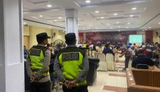 Personil Polres Tanjung Jabung Barat lakukan pengamanan Lokasi Rapat Pleno Kabupaten. FOTO : Humas 