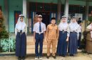 Kepala SMP Negeri 2 Kuala Tungkal Pauzan Najri, S. Pd bersama keempat Siswa Siswi yang dinyatakan lulus PPDB SMA Titian Teras Jambi. FOTO : Istimewa 