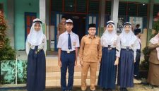Kepala SMP Negeri 2 Kuala Tungkal Pauzan Najri, S. Pd bersama keempat Siswa Siswi yang dinyatakan lulus PPDB SMA Titian Teras Jambi. FOTO : Istimewa 