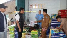 IPDA Praja Pratama Justisia, S. Tr. K., MH bersama Personil Satreskrim lainnya serta pihak Dinas Koperindag Tanjab Barat saat melakukan pengecekan harga barang kebutuhan pokok. FOTO : Humas 
