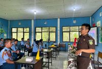 Jaksa Kejaksaan Negeri Tanjab Barat Nico Ari Yulianto berikan materi saat giat program Jaksa Masuk Sekolah di SMKN 2 Tanjab Barat, Rabu (6/3/2024) FOTO : Dok Kejari