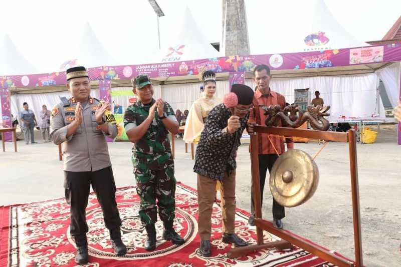 Bupati H Anwar Sadat didampingi Dandim 0419/Tanjab Letkol Arm Dwi Sutaryo dan Kapolres Tanjab Barat AKBP Agung Basuki saat pembukaan Bazar Ekraf Ramadhan 2024. FOTO : Ist