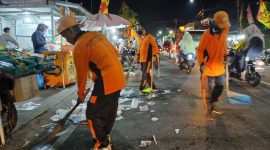 Petugas Kebersihan dari DLH Kabupaten Tanjung Jabung Barat saat bersihkan Sampah di Jalan Rute Festival Arakan Sahur, Sabtu Malam, (23/3/24). FOTO : LT/Bas