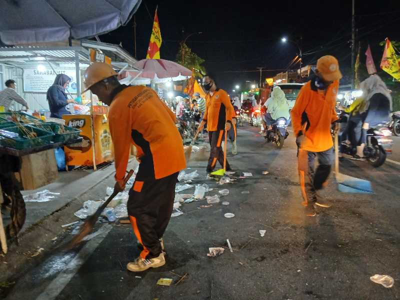 Petugas Kebersihan dari DLH Kabupaten Tanjung Jabung Barat saat bersihkan Sampah di Jalan Rute Festival Arakan Sahur, Sabtu Malam, (23/3/24). FOTO : LT/Bas