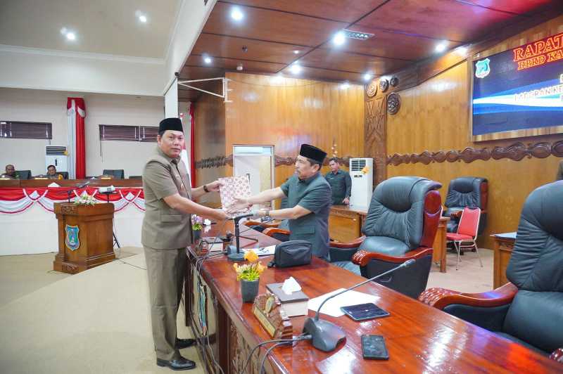 Ketua DPRD Tanjung Jabung Barat H Abdullah, SE terima nota pengantar LKPJ Bupati dari Waki Bupati H Hairan, SH, Selasa (26/3/24). FOTO : Humas