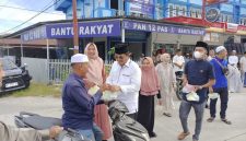 Ketua DPD PAN Tanjung Jabung Barat Drs H Anwar Sadat, M. Ag bersama Pengurus Bagikan Takjil, Jum'at (29/3/24) FOTO : Ame