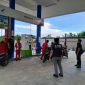 Personel Opsnal Satreskrim Polres Tanjung Jabung Barat saat melakukan pengawasan aktivitas di SPBU, Sabtu (30/3/24). FOTO : Humas 