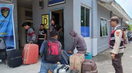 Penumpang dari Batam menjalani pemeriksaan barang bawaan di Pelabuhan RoRo Kuala Tungkal, Senin (8/4/24). FOTO : LT/Bas