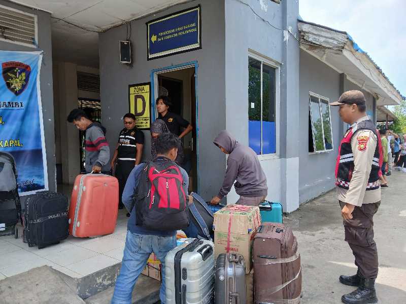 Penumpang dari Batam menjalani pemeriksaan barang bawaan di Pelabuhan RoRo Kuala Tungkal, Senin (8/4/24). FOTO : LT/Bas