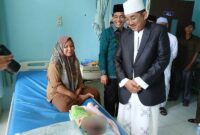 Didampingi Direktur RSUD KH Daud Arif, Bupati Tanjab Barat H Anwar Sadat tersenyum bersama keluarga Pasien saat kunjungan, Rabu (10/4/24). FOTO : LT/Bas