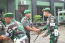 Dandim 0416/Bute, Letkol Inf Arief Widyanto, S.E., M.Han berjabat tangan di suasana Halal Bi Halal di Makodim 0416/Bute. FOTO : Pendim 0416/Bute