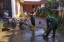 Anggota Kodim 0417/Kerinci bantu warga bersihkan lumpur pasca Banjir. FOTO : Penrem042