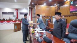 Wakil Ketua Ahmad Jahfar terima nota pengantar tanggapan Bupati atas Pandangan Umum Anggota Dewan. FOTO : Humas