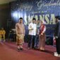 Bupati Tanjab Barat H Anwar Sadat pasangkan penghargaan kepada siswa peringkat terbaik. FOTO : LT/Bas