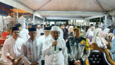 (Kiri) Ketua Komisi II Syufrayogi Syaiful dampingi Bupati saat menyaksikan festival pawai takbiran. FOTO : LT