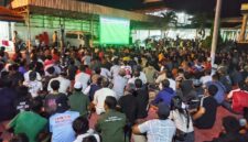 Ratusan Warga berlesahan Nobar Indonesia vs Uzbekistan di Halaman Rumah Jabatan Bupati, Senin Malam (29/4/24). FOTO : Asri Pct