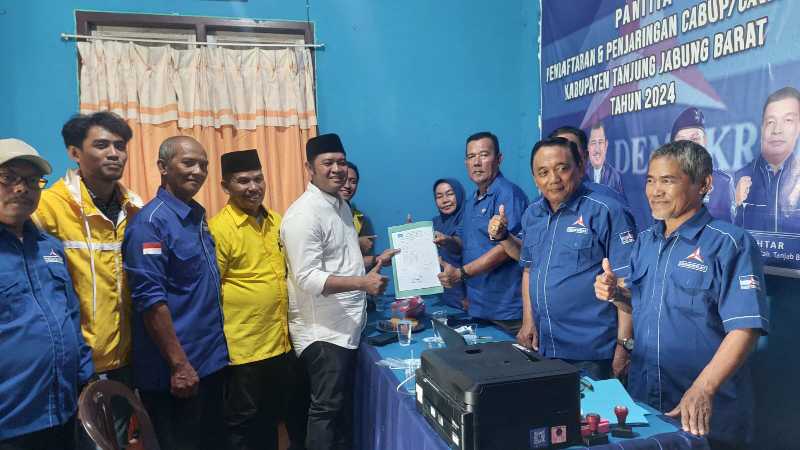 Ahmad Jahfar menyerahkan formulir pendaftaran ke Tim Penjaringan DPC Partai Demokrat, Selasa (30/4/24). FOTO : Spy