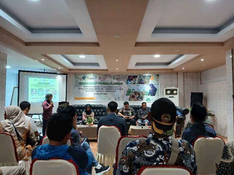 Direktur Yayasan Cappa Keadilan Ekologi Utari Octika Rani buka kegiatan Workshop Pembelajaran di Hotel Rivoli Kuala Tungkal, Kamis (2/5/24). FOTO : LT/Bas