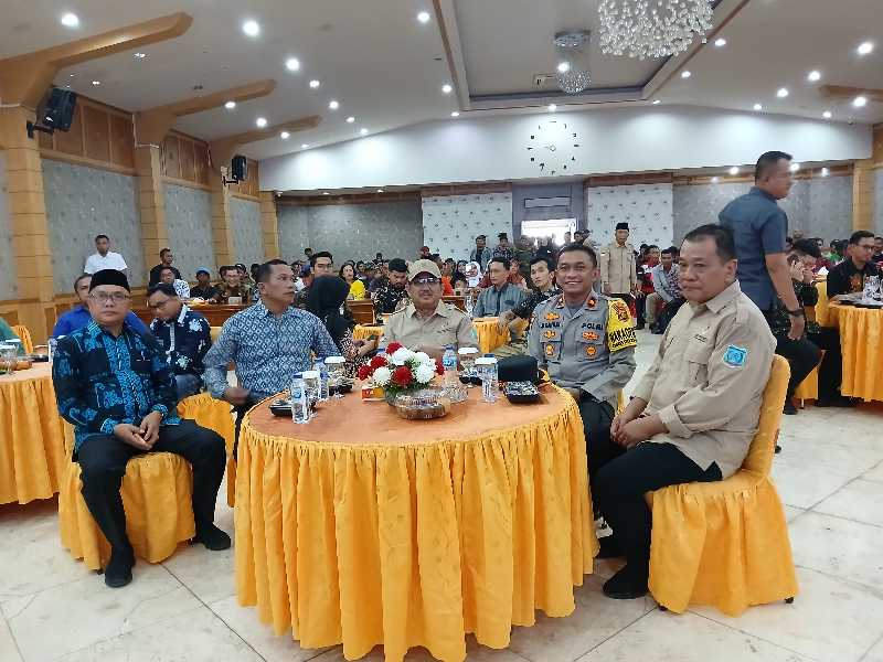 Bupati H Anwar Sadat didampingi Kepala Disnaker Eko Suwello, Pj Sekda H Dahlan, Danramil 419-03/TI dan Waka Polres Tanjab Barat saat peringatan Hari Buruh. FOTO : LT/Bas