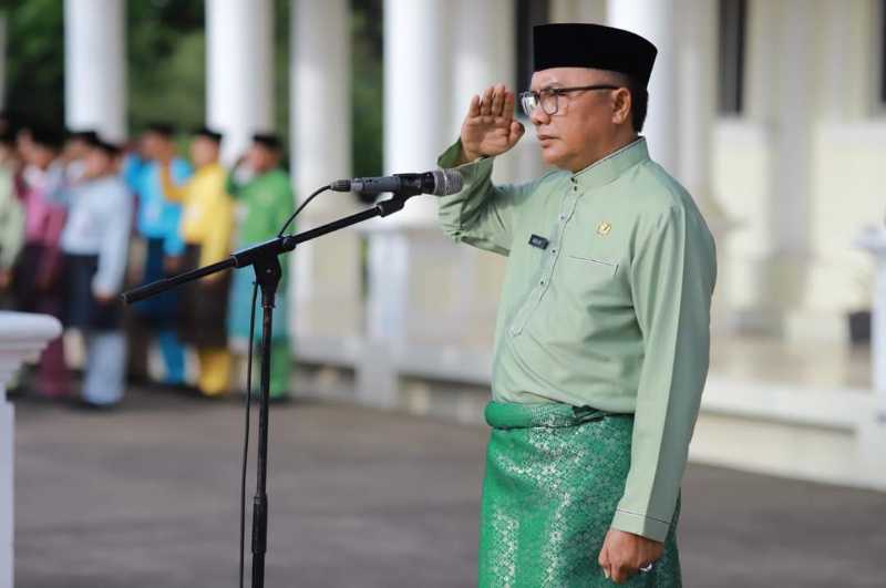 Penjabat Sekda Tanjab Barat H Dahlan, S. Sos., MM Inspektur Uoacara Peringatan Hardiknas 2024. FOTO : Prokopim