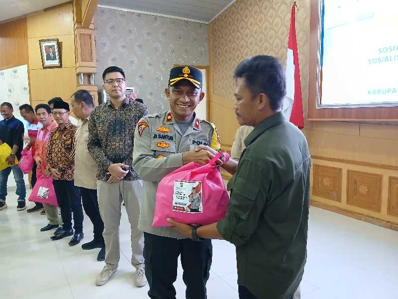 Wakapolres Tanjung Jabung Barat Polda Jambi Kompol Jan Manto Hasiholan membagikan bantuan sosial kepada anggota serikat Buruh. FOTO : LT/Bas 