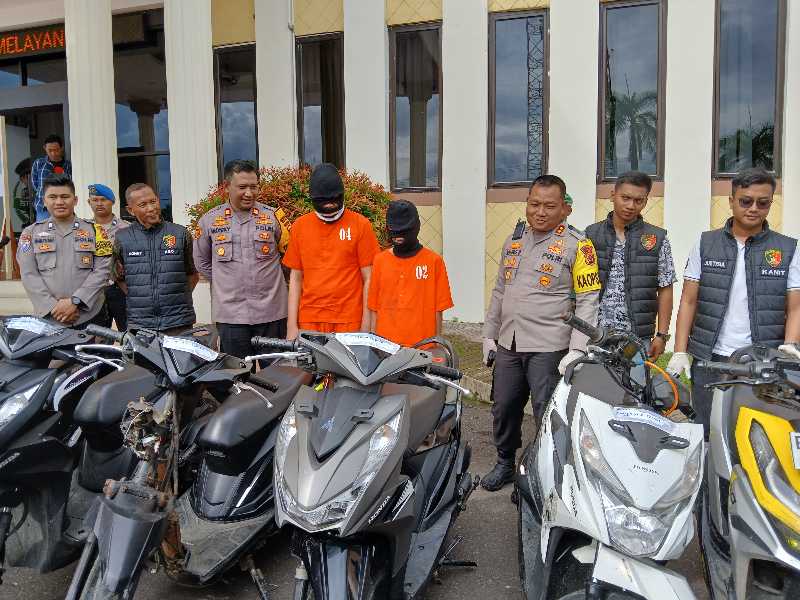 AKBP Agung Basuki didampingi Wakapolrs Kompol Jan Manto Hasiholan dan PJU Gelar Tersangka dan Barang Bukti Curnamor, di Mapolres Tanjab Barat, Jum'at (3/5/24). FOTO : LT/Bas 