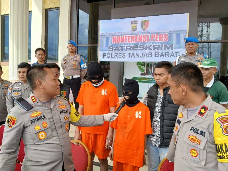 AKBP Agung Basuki didampingi Wakapolres Kompol Jan Manto Hasiholan Ngobrol Singkat dengan Terdangka Curanmor, Jum'at (3/5/24) disela konferensi pers. FOTO : LT/Bas