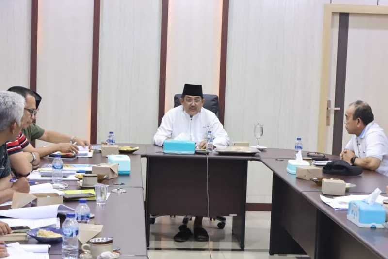 Bupati Tanjab Barat H Anwar Sadat pimpin Rapat pembahasan rencana bisnis BUMD PT Jabung Barat Sakti periode 2023-2028. FOTO : Prokopim