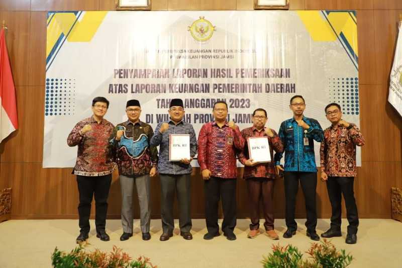 Ketua DPRD H Abdulah bersama Bupati H Anwar Sadat dan OPD terkait menerima LHP terhadap LKPD Tanjab Barat Tahun 2023 di Auditorium Sultan Thaha, Kantor BPK Perwakilan Provinsi Jambi. FOTO : Ist 